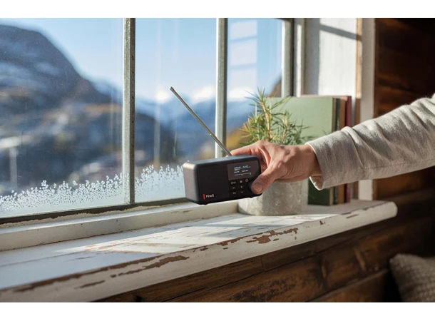 Pinell Compact - Night Black Bærbar DAB+ radio med oppladbart batteri 