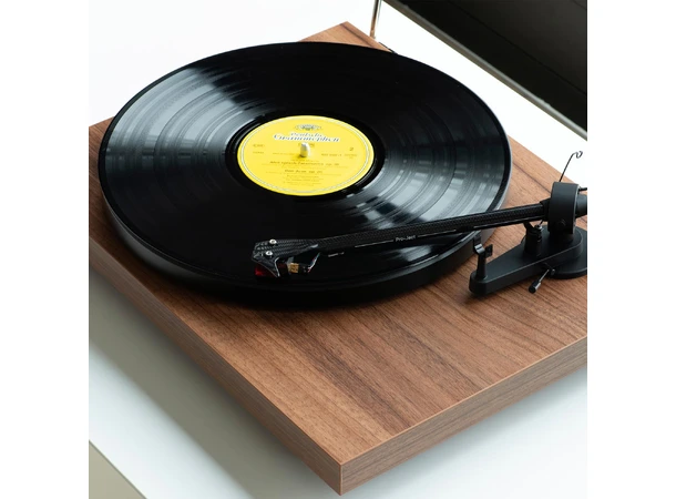 Pro-Ject Debut E Carbon - Valnøtt Platespiller med 2M Red pickup 