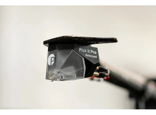Pro-Ject Debut PRO B - Sort Platespiller med balansert utgang 
