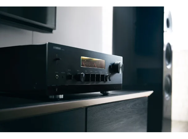 Yamaha R-N2000A - Sort Stereoforsterker med streamer og HDMI 