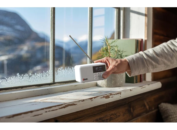 Pinell Compact - Ice White Bærbar DAB+ radio med oppladbart batteri 