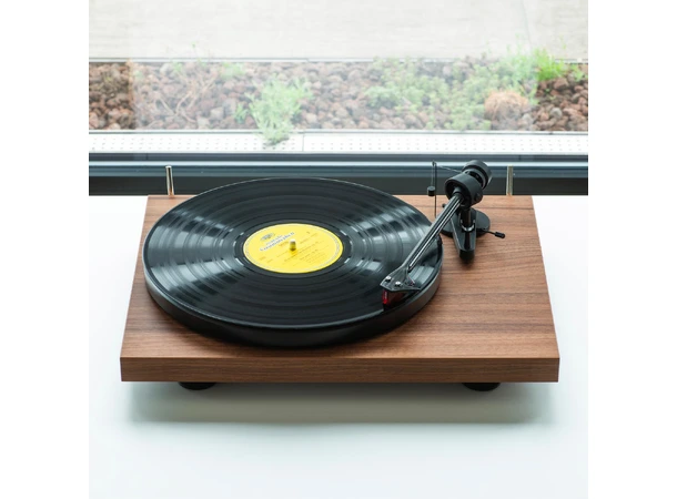 Pro-Ject Debut E Carbon - Valnøtt (DEMO) Platespiller med 2M Red pickup 