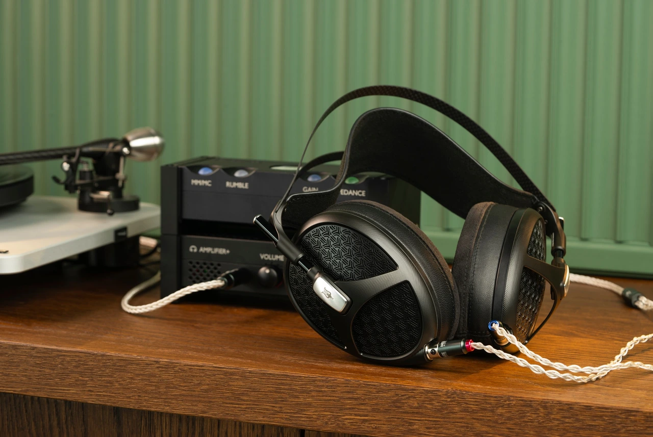 Meze Empyrian 2 Head-fi med Cord hodetelefondorsterker lifestyle på bord