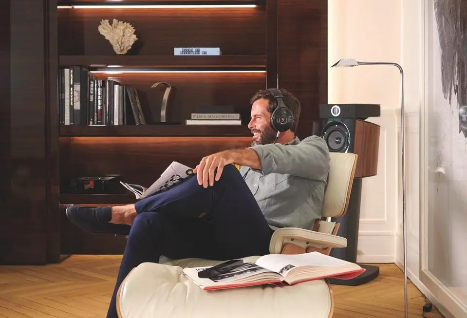 Focal Utopia hodetelefon head-fi. Man lytter til musikk hjemme