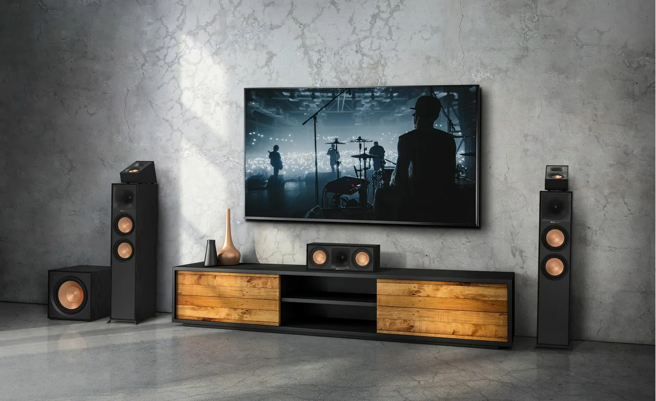 Klipsch reference premiere hjemmekino oppsett lifestyle bilde i stue