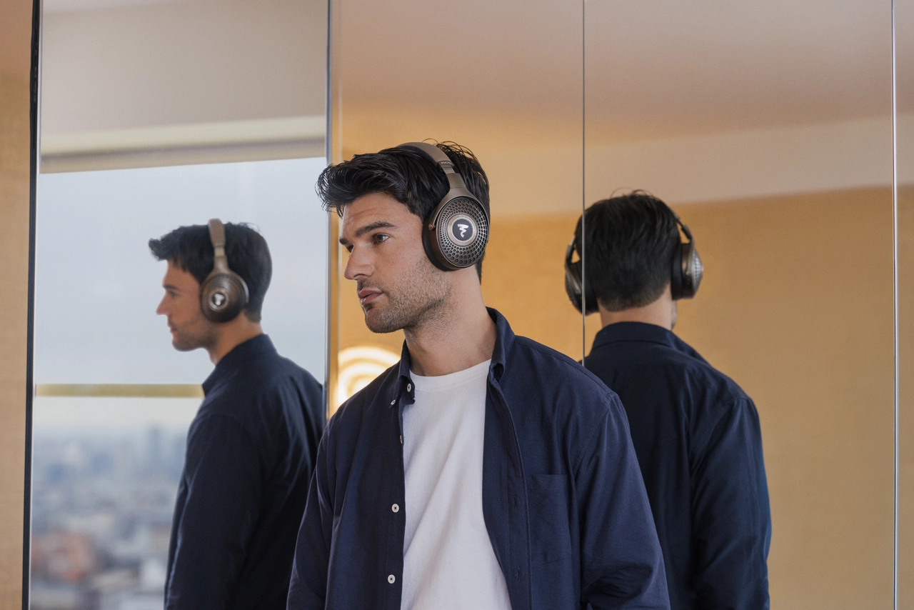 Focal Bathys MG Lifestyle mann hører på hodetelefoner head-fi