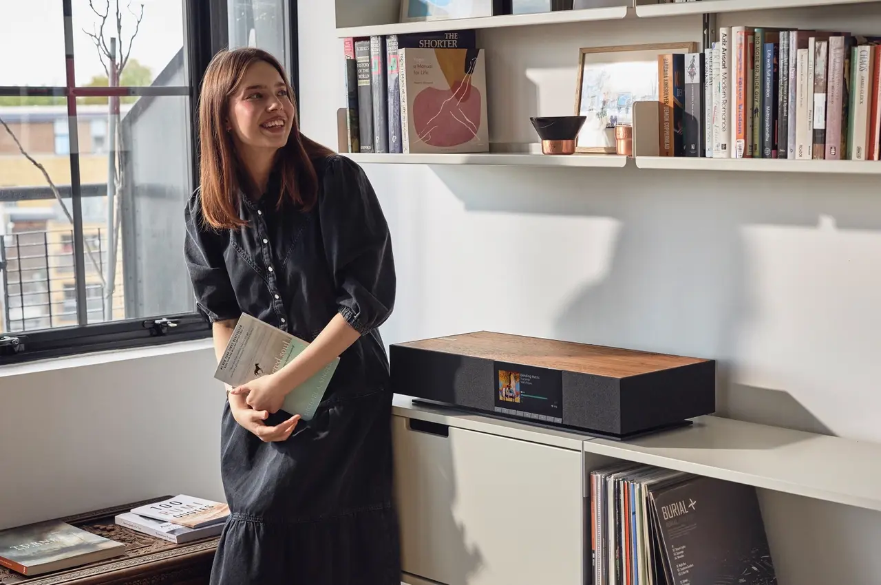 Cambridge audio lifestyle bilde med dame i stue og evo one alt i ett høyttaler