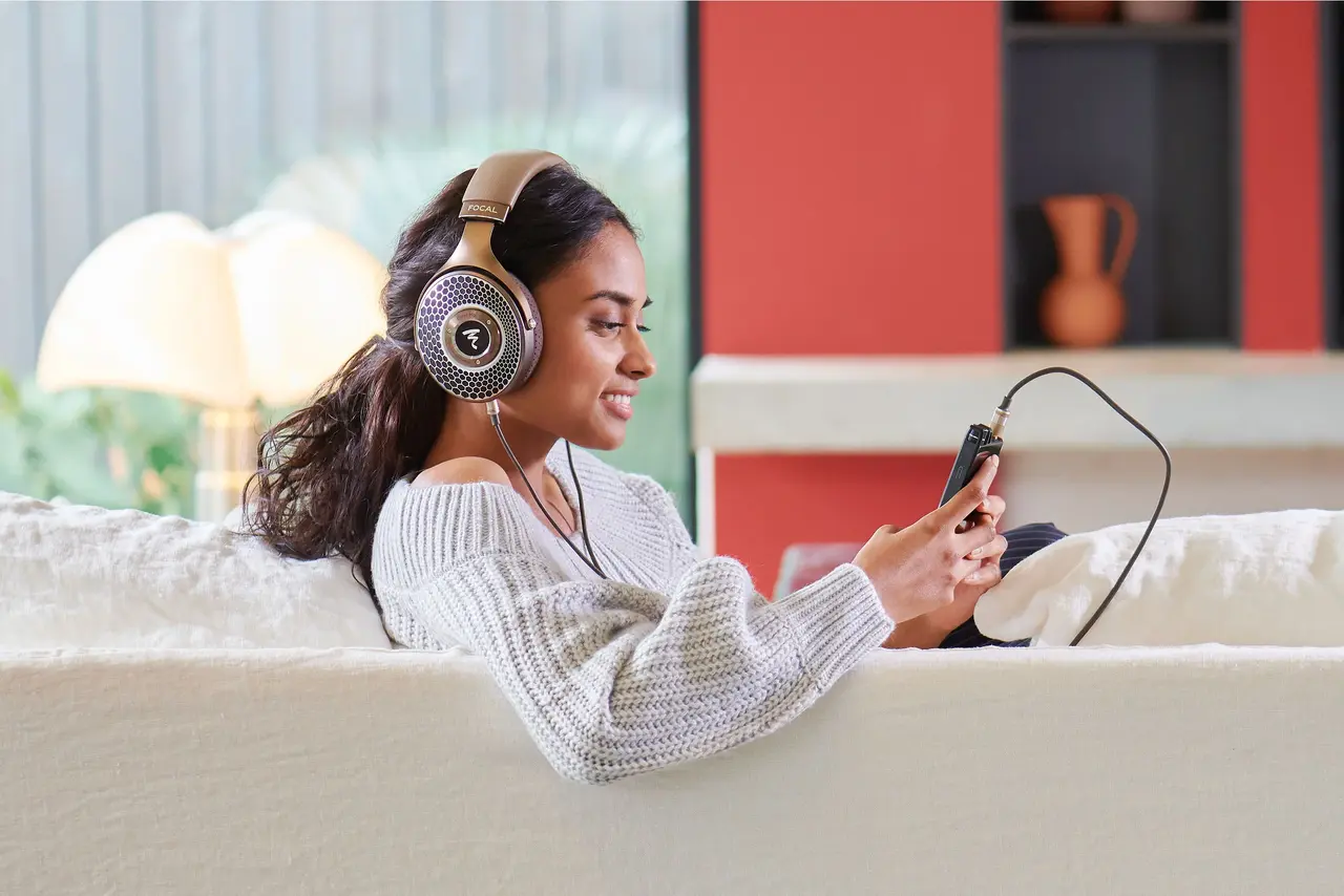 Focal Clear MG hodetelefoner Lifestyle. Dame som hører på musikk. Head-fi