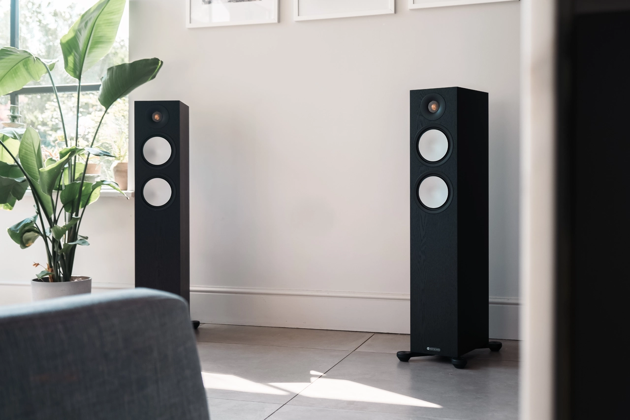 Monitor Audio Bronze 7G 300 lifestyle i stue valnøtt