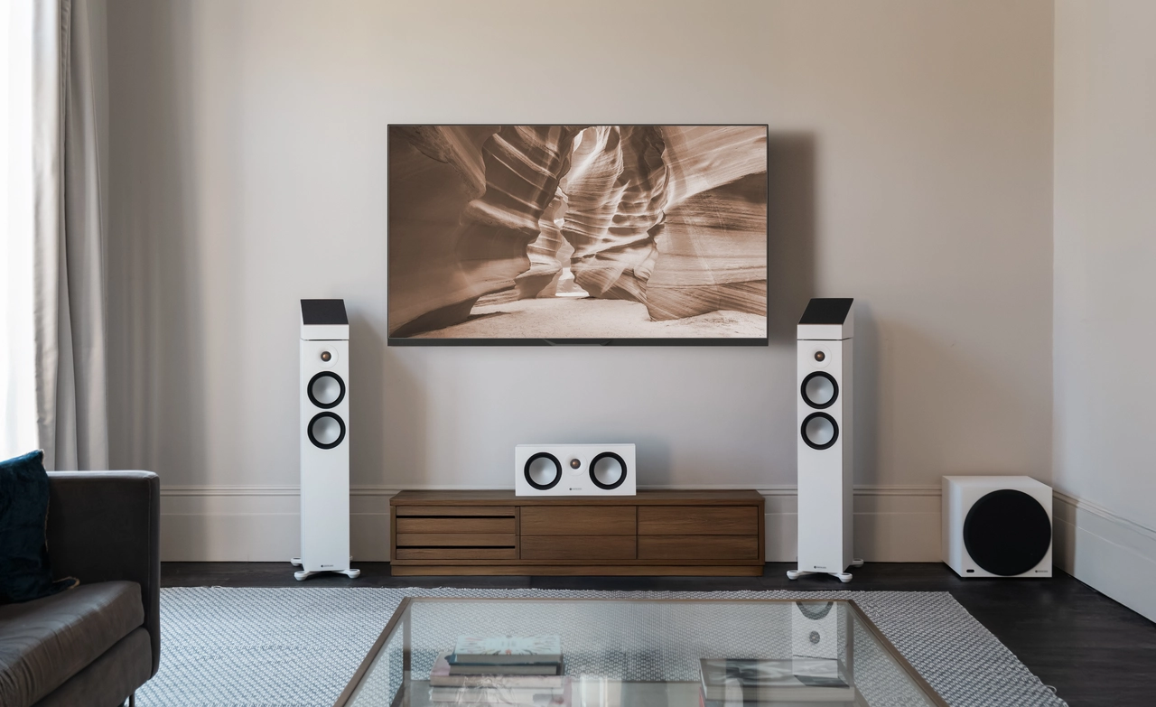 Monitor Audio Bronze 7G serien med vestra subwoofer lifestyle i stue hvit