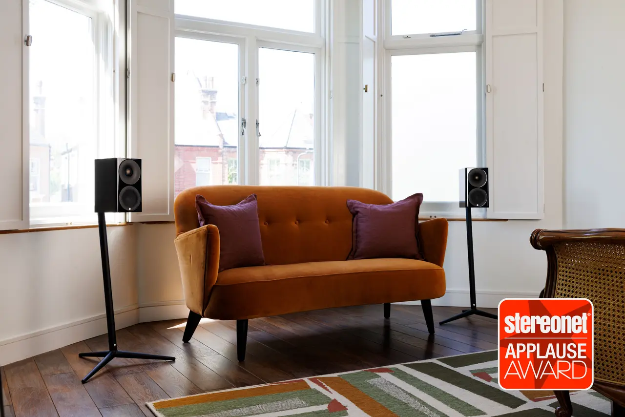 Monitor AudioRadius 3 lifestyle stereo i en stue
