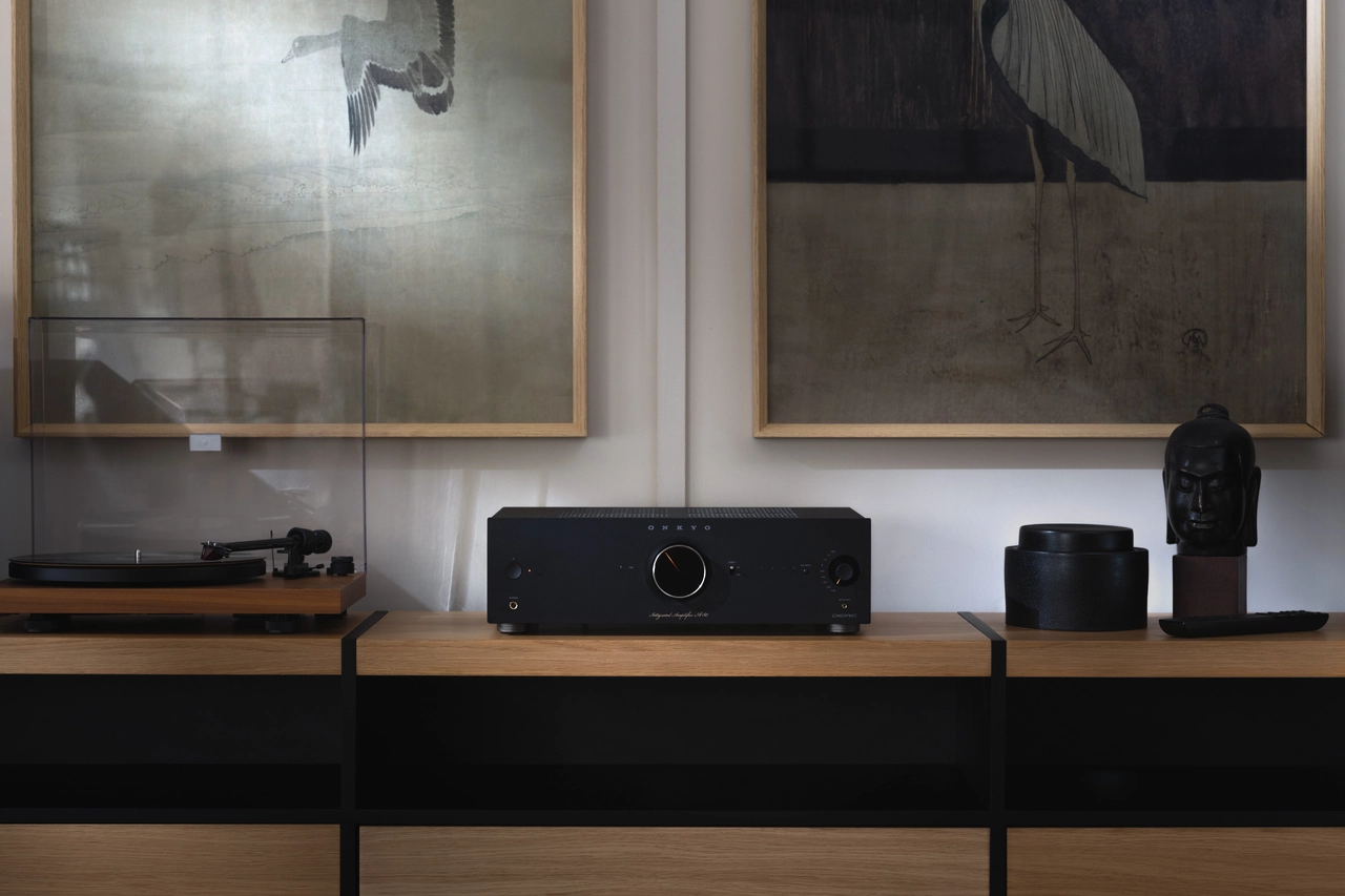 Onkyo Icon A-50 lifestyle bilde i stue med platespiller farge sort