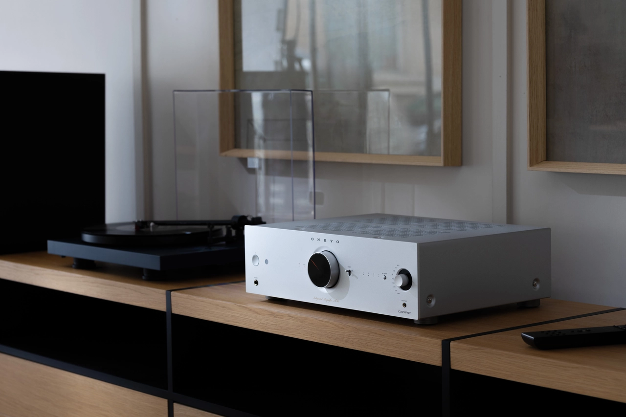 Onlyo Iconic Series A-50 integrert strømmeforsterker i sølv lifestylebilde med platespiller 