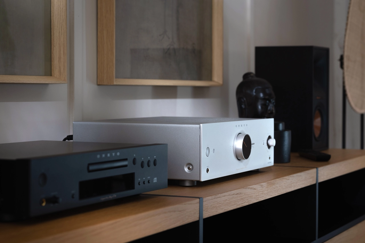 Onkyo Icon A-50 lifestyle bilde i sølv i en stue