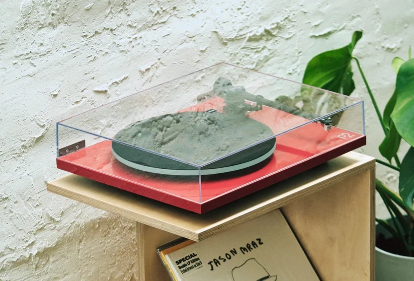 rega Planar p2 platespiller i rød lifestyle bilde i en stue