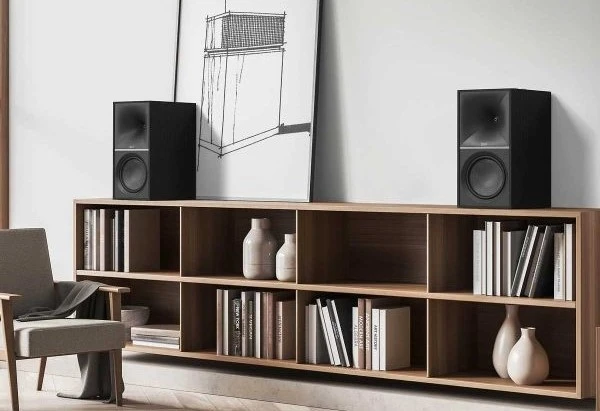 Klipsch the nines aktive høyttalere trådløse lifestyle i en stue