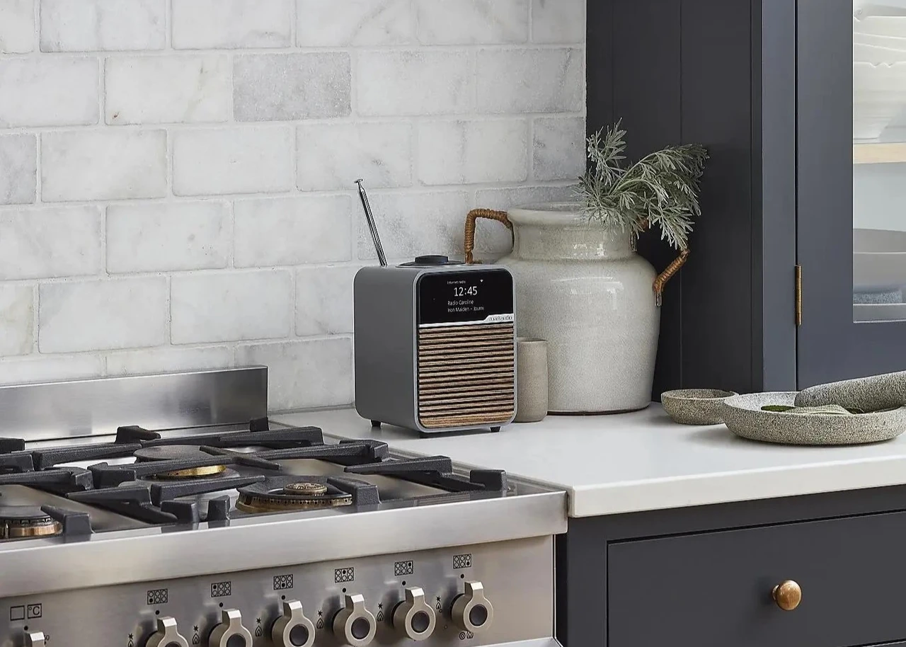 Ruark R1 dab radio og bluetooth høyttaler lifestyle på kjøkkenet farge grå