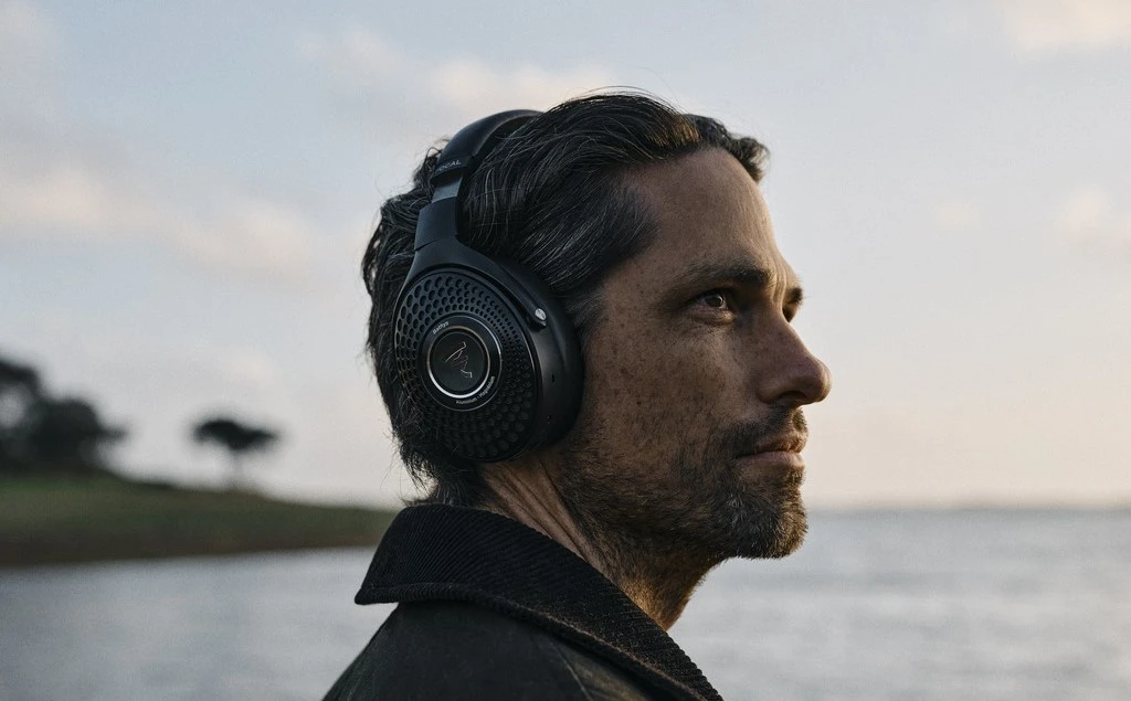 Focal Bathys deep black lifestyle mann med hodetelefoner