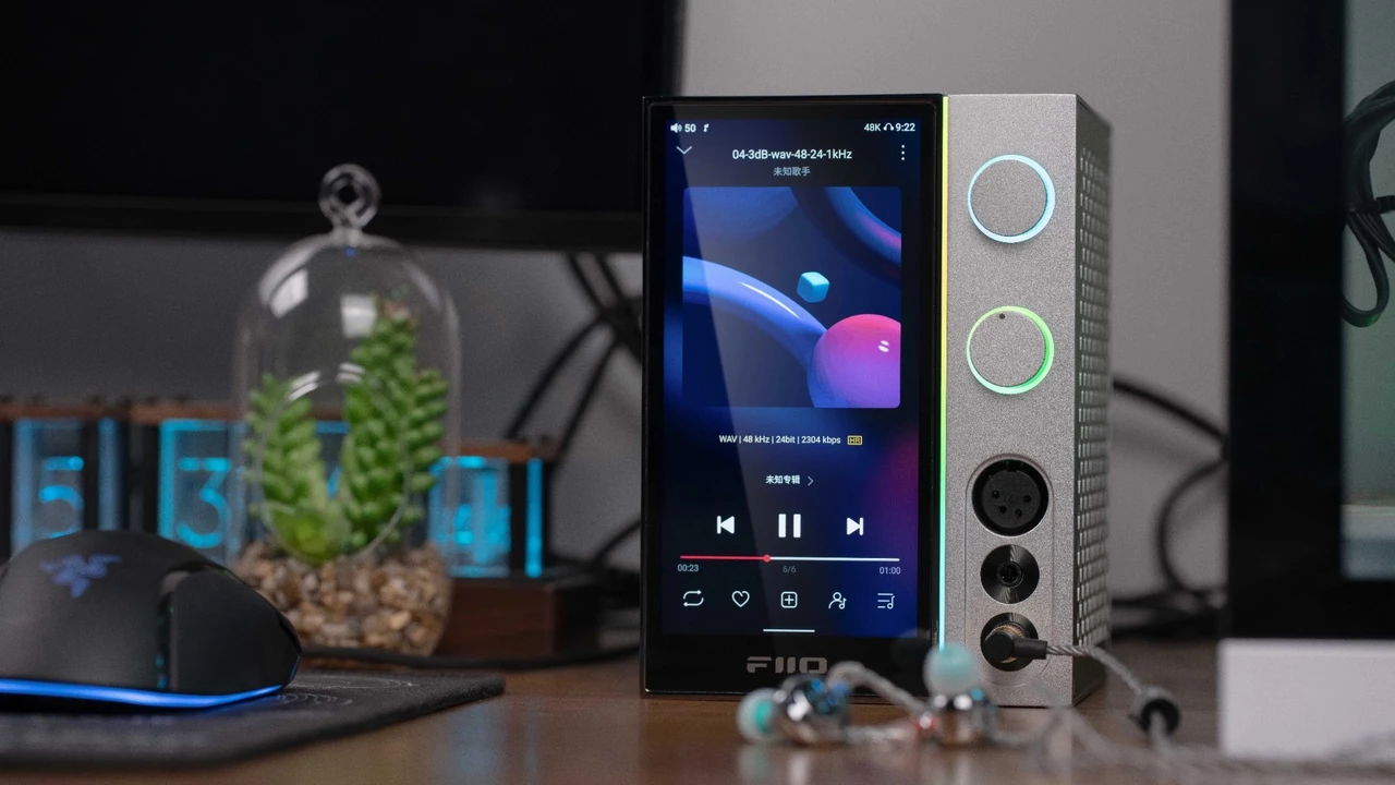Fiio R9 hodetelefonforsterker lifestyle bilde på skrivebord med hodetelefon