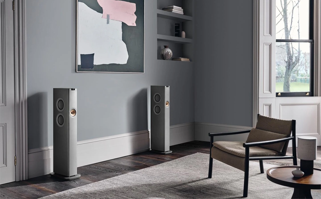 Kef LS60 Wireless lifestyle bilde i en stue trådløs lyd høyttalere streaming