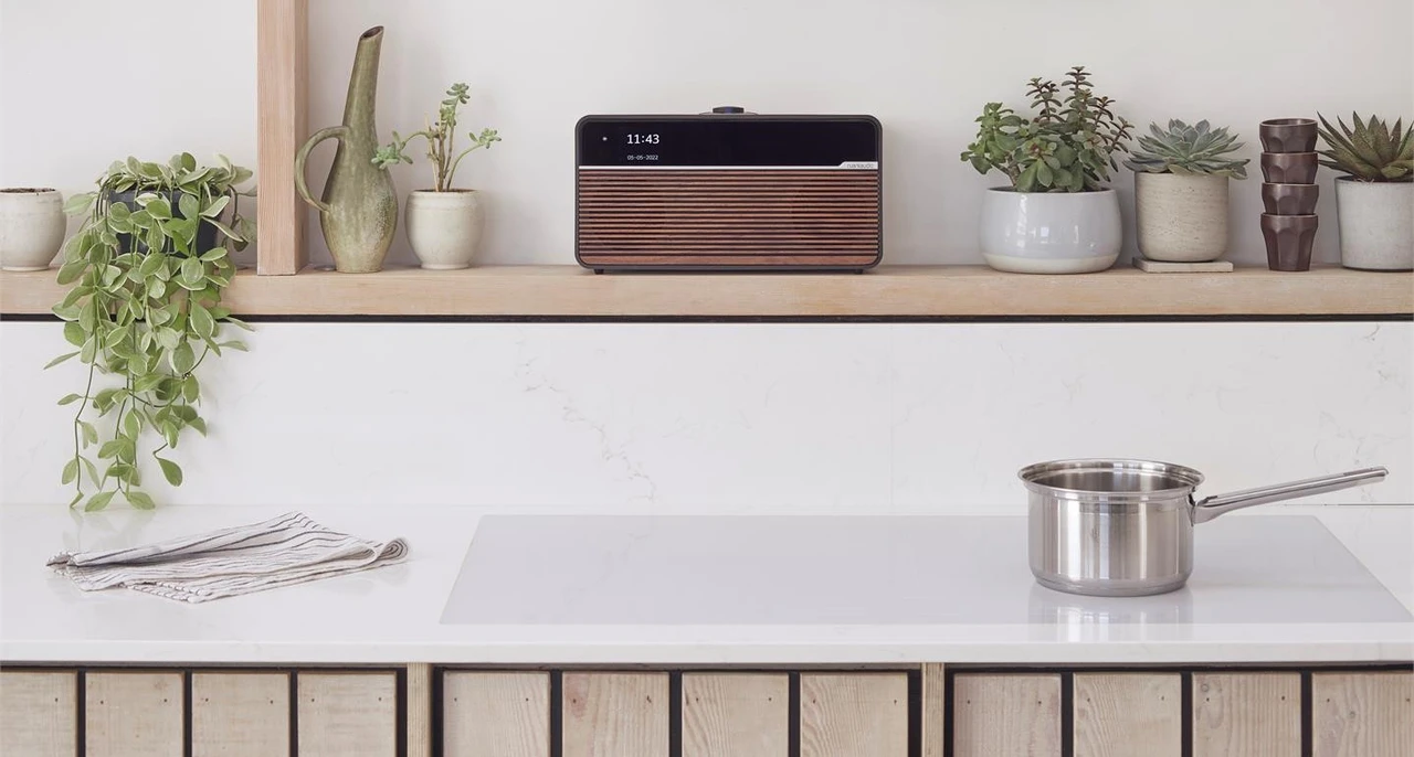 Ruark R2 mk4 radio lifestyle på kjøkkenet farge sort