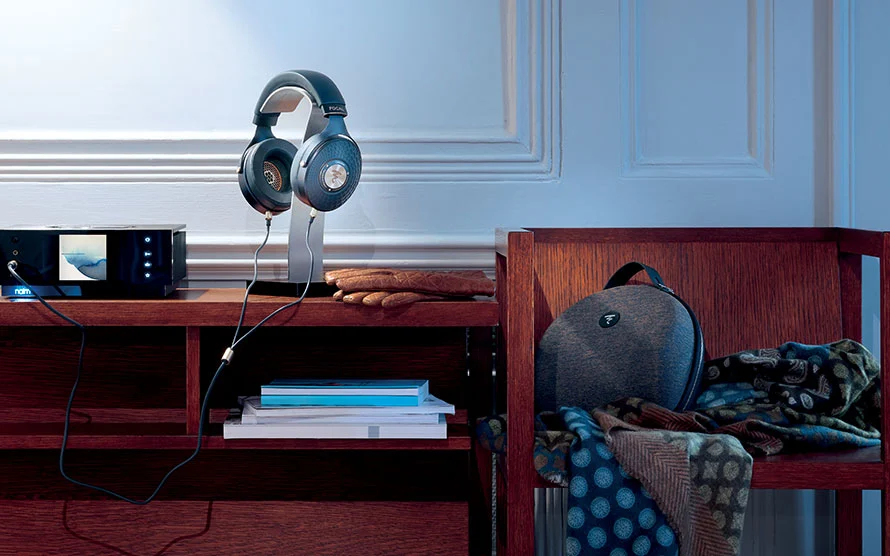 Focal Utopia head-fi hodetelefoner med hodetelefonforsterker lifestyle