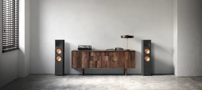 Klipsch reference premiere høyttalere setup stue platespiller