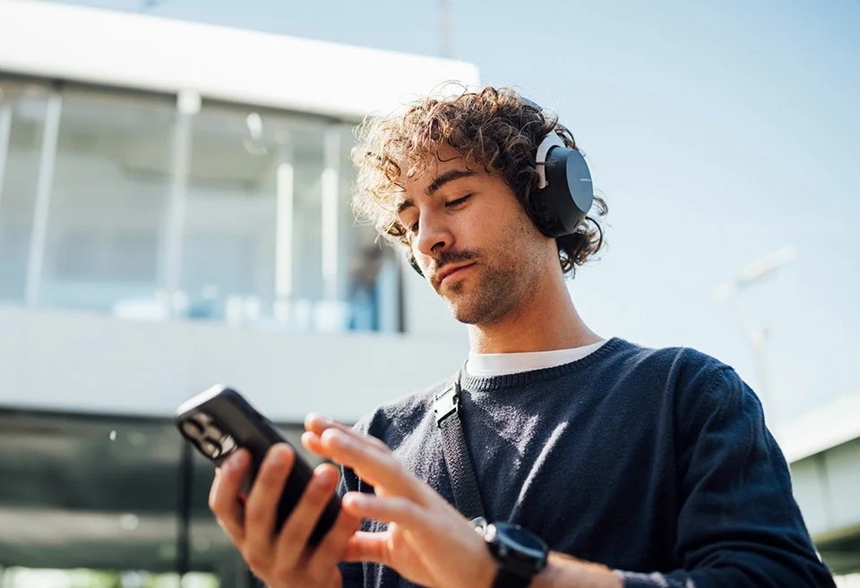 Beyerdynamic Aventho 300 trådløse med ANC hodetelefoner lifestyle bilde mann ute