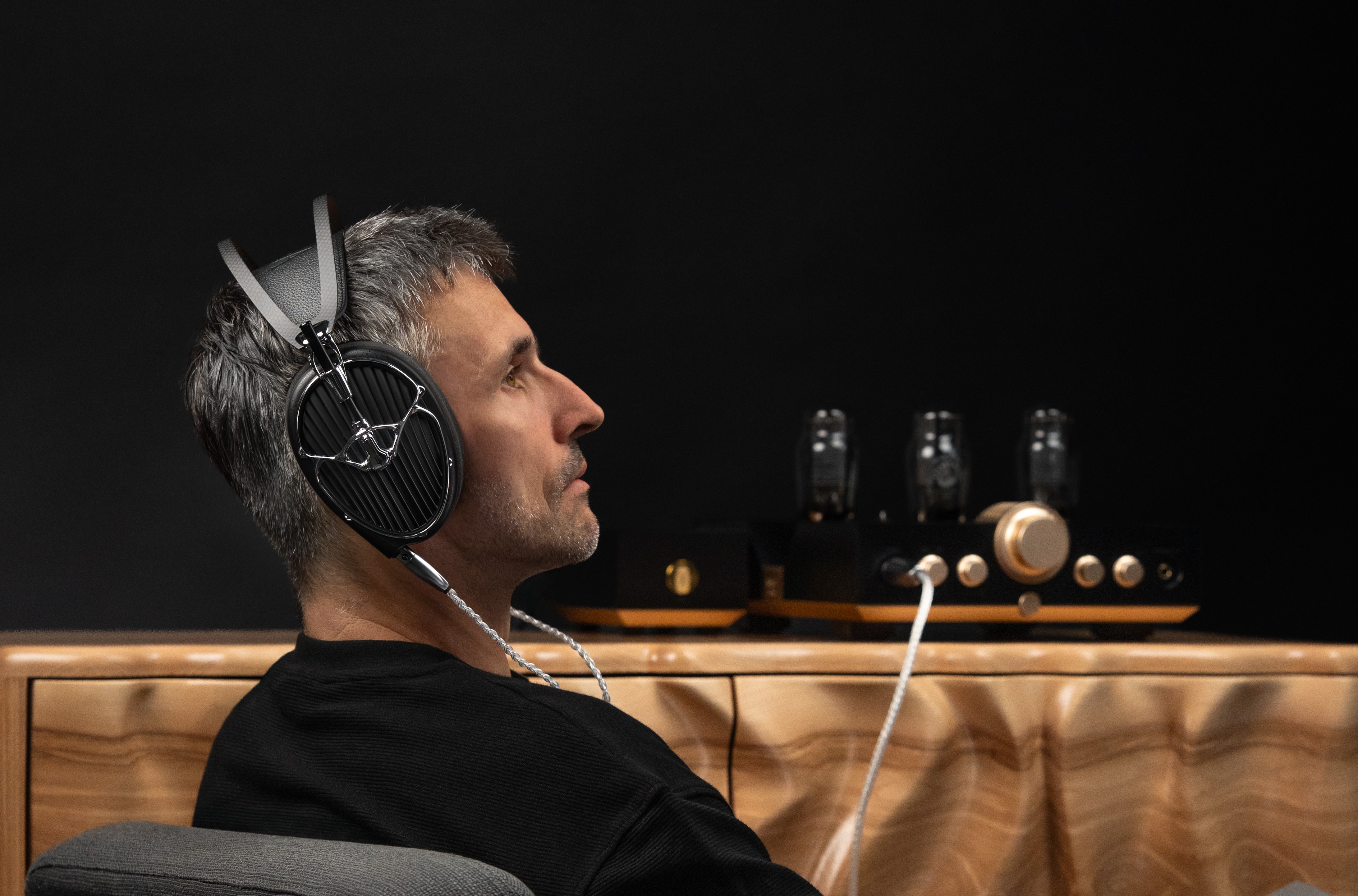 Meze Arta hodetelefon head-fi lifestyle mann i stol musikk