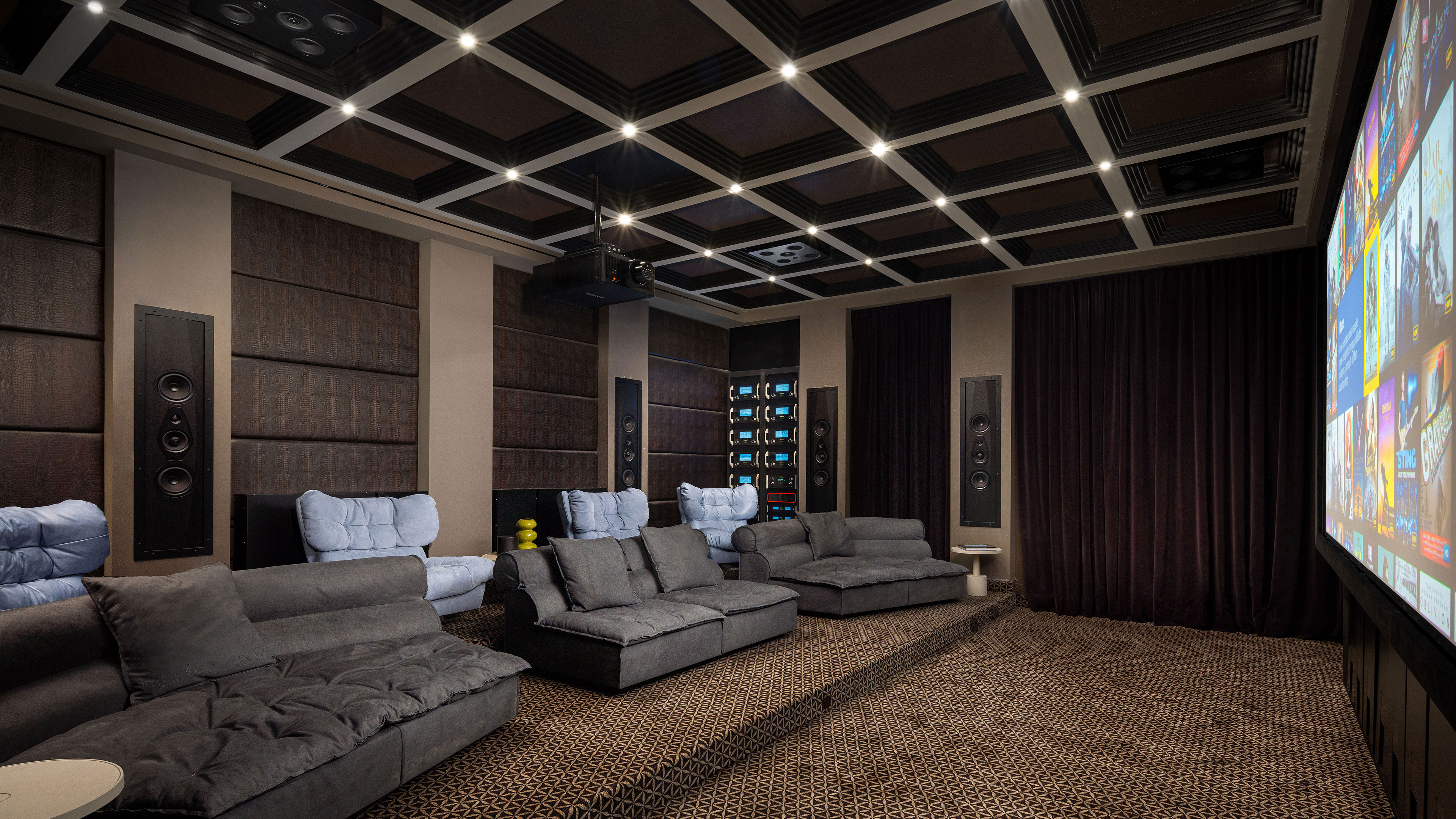 Sonus faber arena-2-vegghøyttaler lifestyle bilde i en hjemmekino