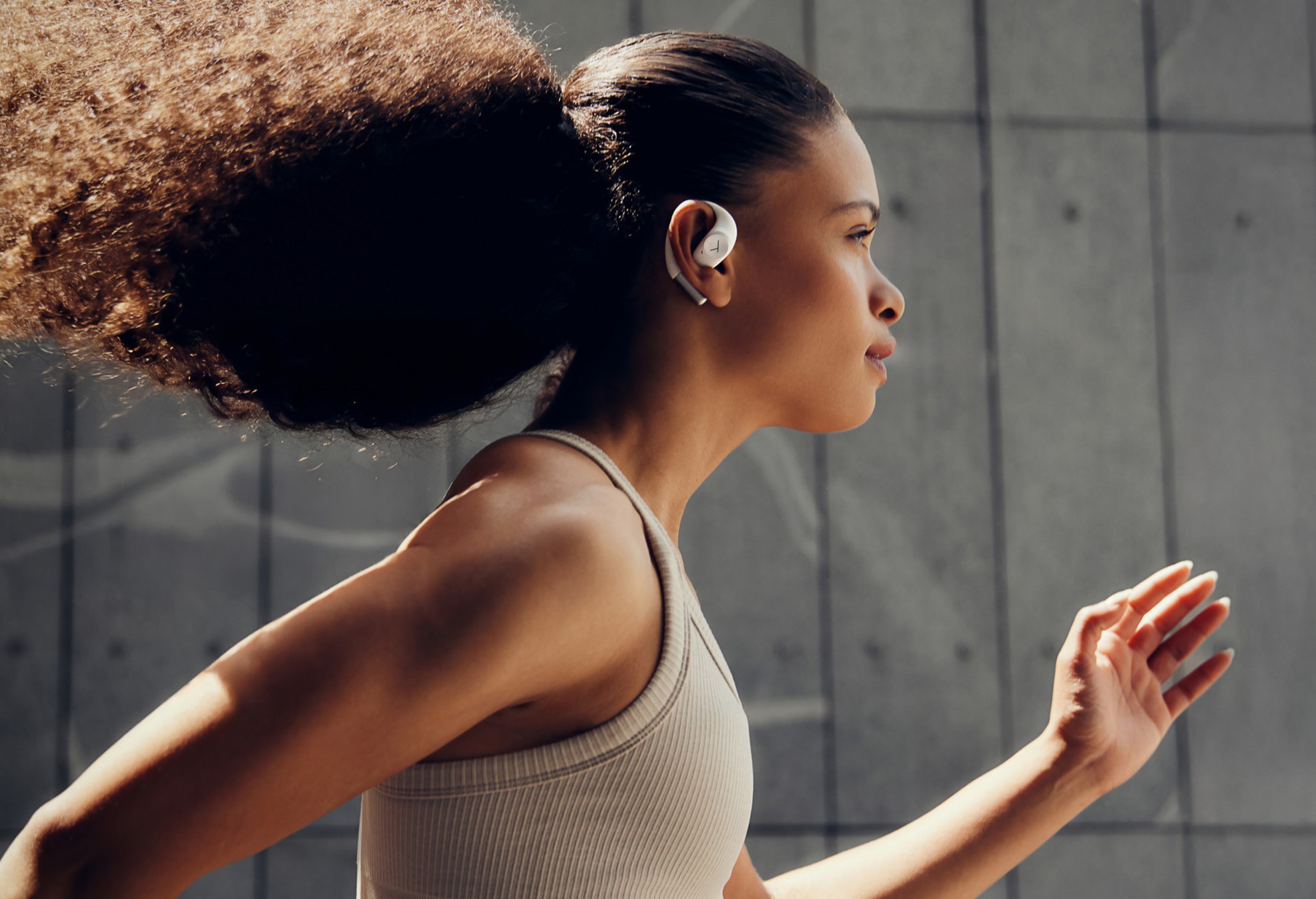 Beyerdynamic Amiron 200 lifestyle bilde dame som løper