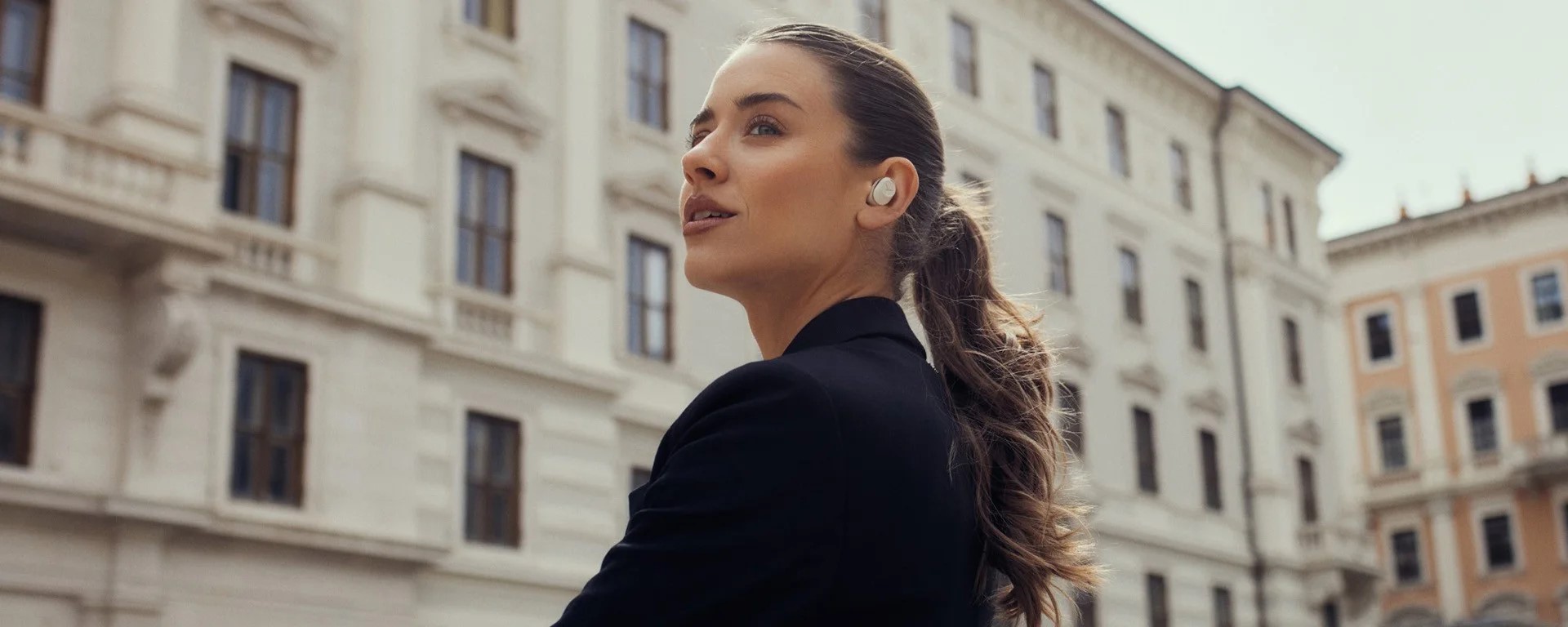 Beyerdynamic Amiron 300 trådløse ørepropper med ANC i hvit lifestyle bilde damei byen
