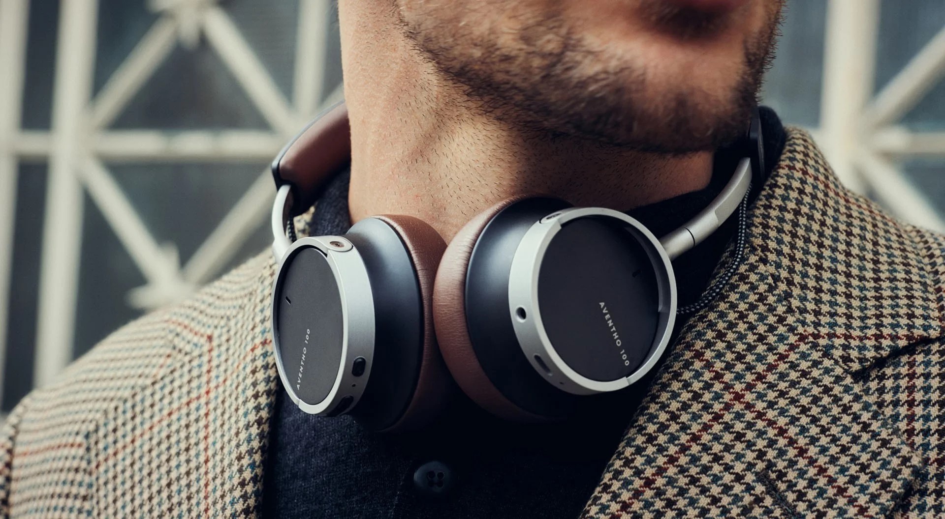 Beyerdynamic Aventho 100 trådløse hodetelefoner med ANC lifestyle bilde mann i byen med hodetelefoner