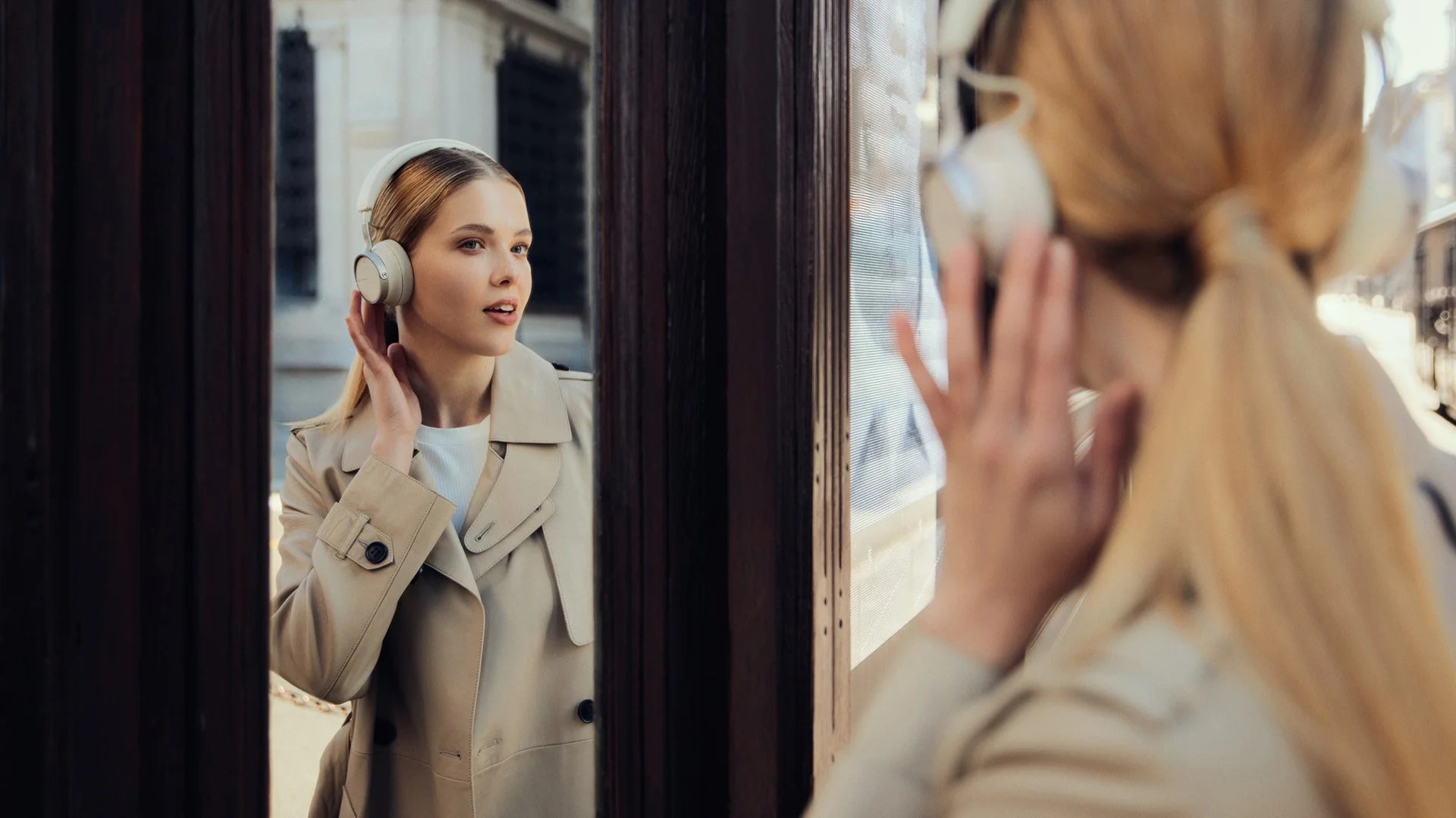 Beyerdynamic Aventho 100 trådløse hodetelefoner med ANC lifestyle bilde dame i byen med hodetelefoner