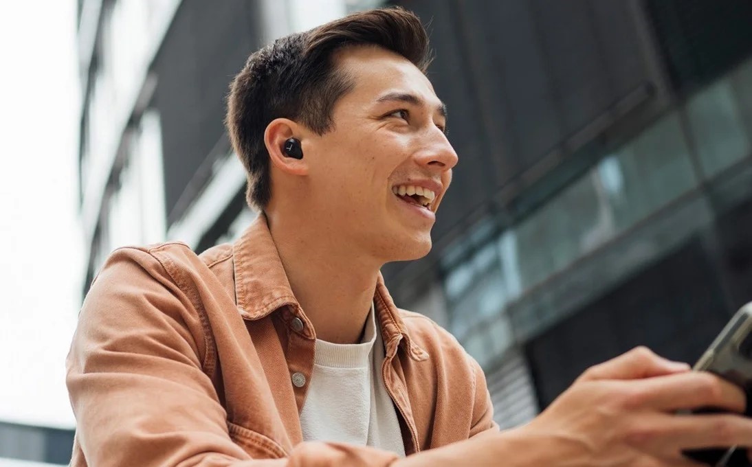 Beyerdynamic Amiron 300 trådløse ørepropper med ANC i sort lifestyle bilde mann i byen