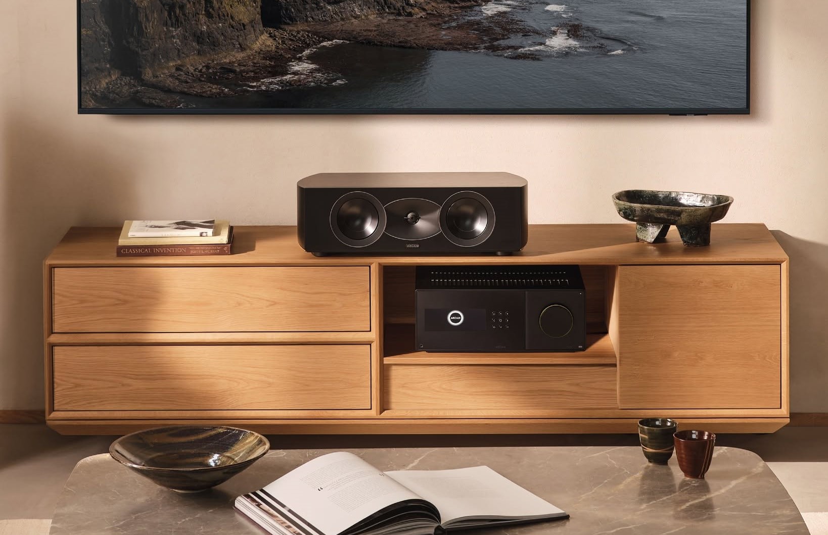 Arcam AVA25 hjemmekinoreceiver lifestyle bilde i stue med tv og høyttaler