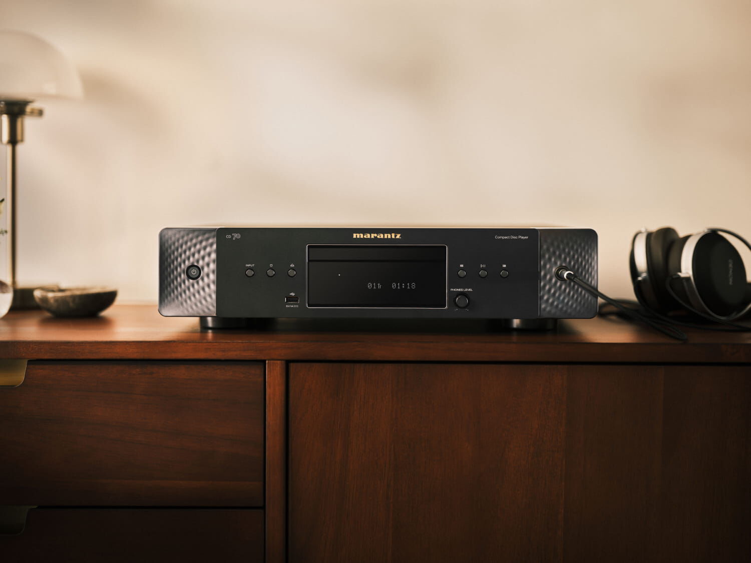 Marantz CD 70 lifestyle bilde med hodetelefoner