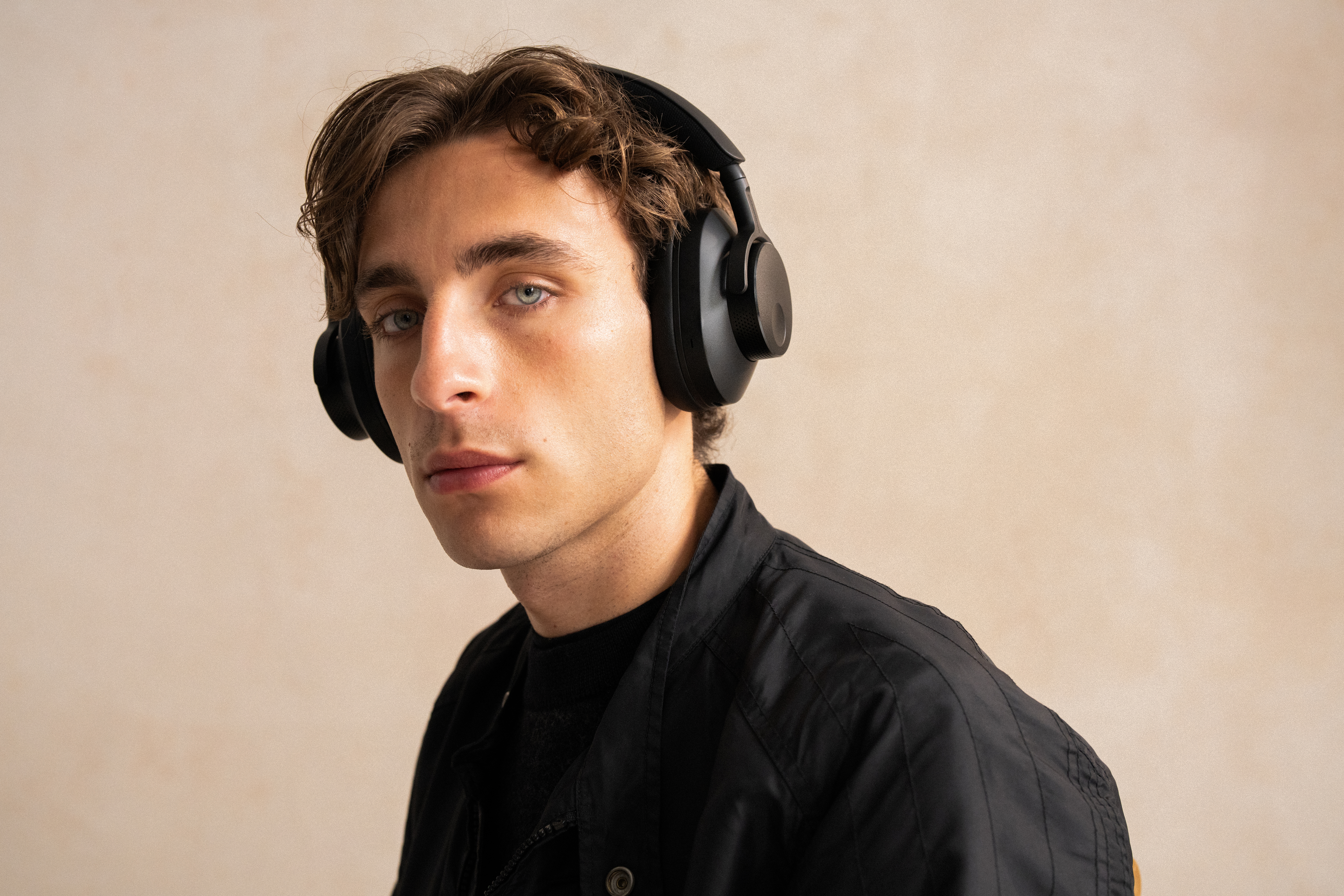 Cambridge Audio Melomania p100 SE Lifestyle mann har på seg i sort hodetelefoner trådløse med anc