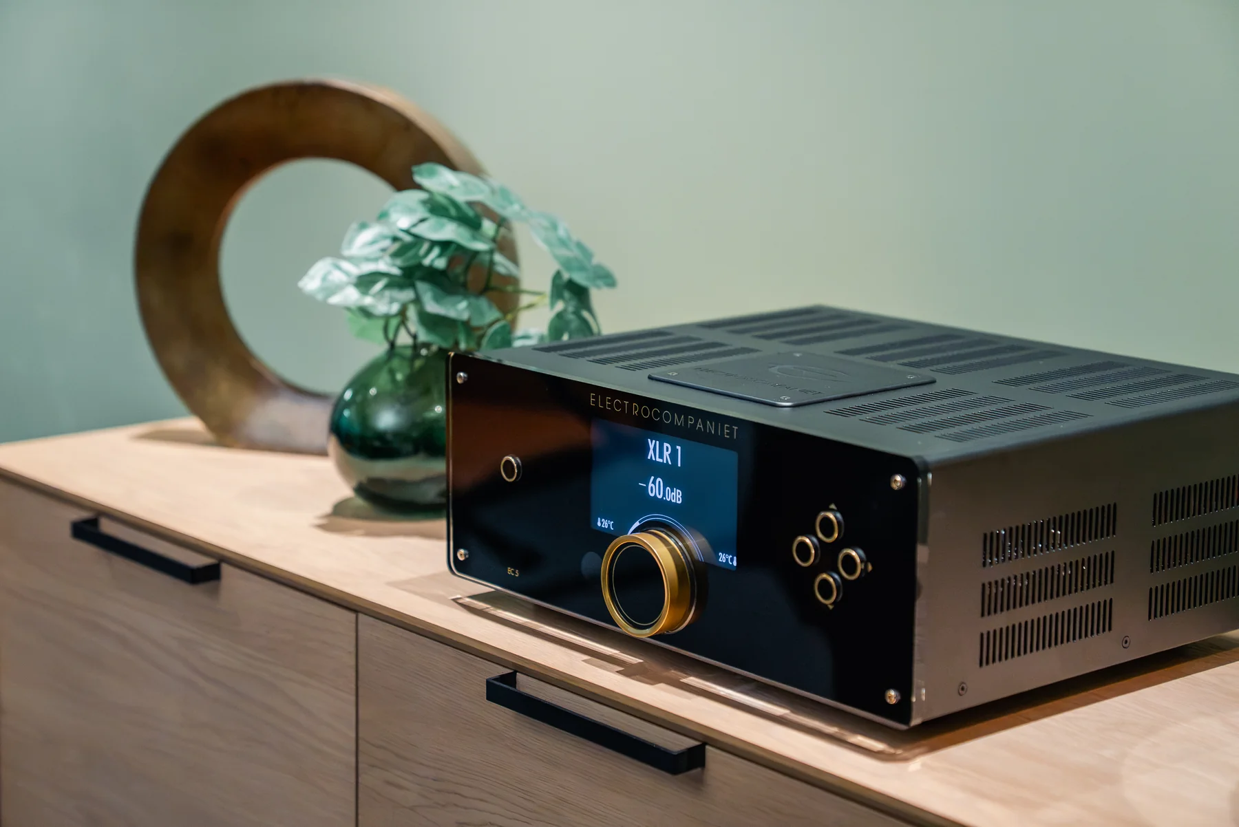 Electrocompaniet EC5 lifestyle bilde i stue high end hifi