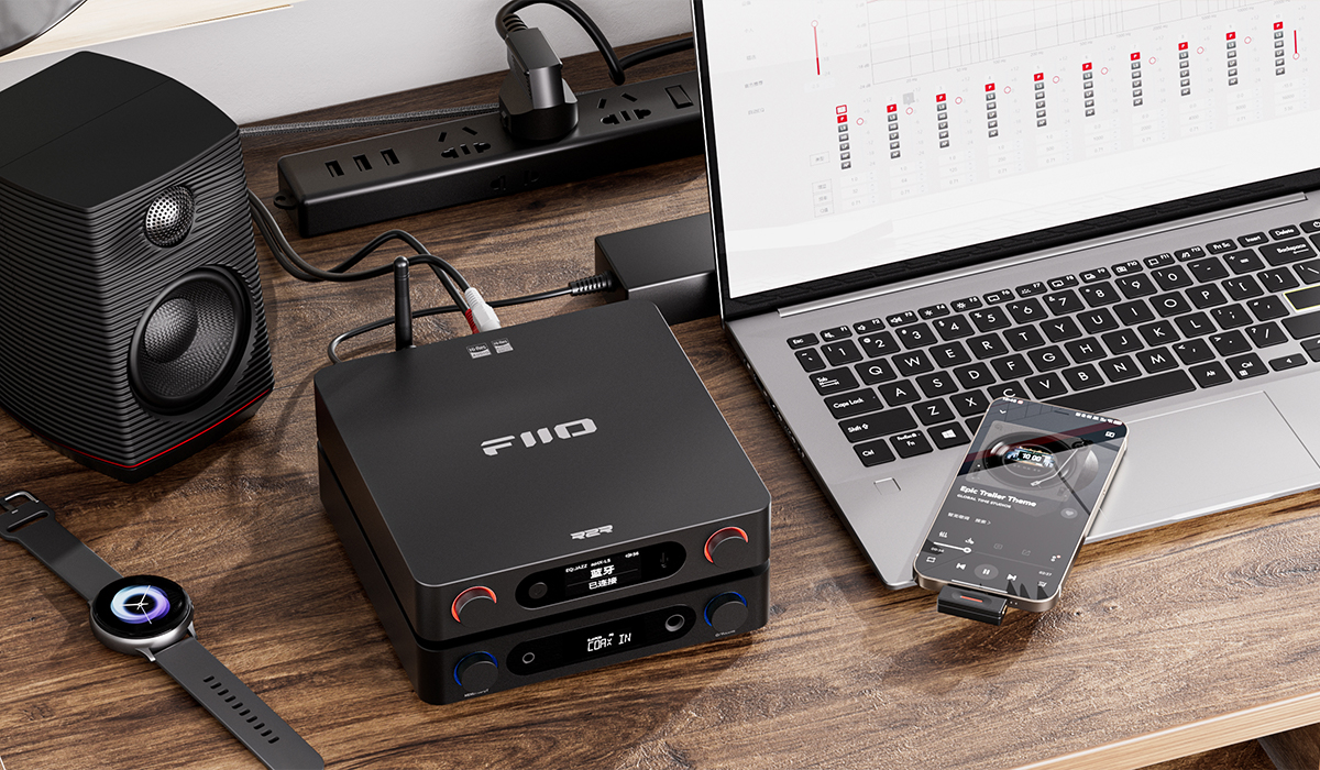 fiio BR15 R2R Hi-res bluetooth spiller lifestyle bilde på skrivebord med PC