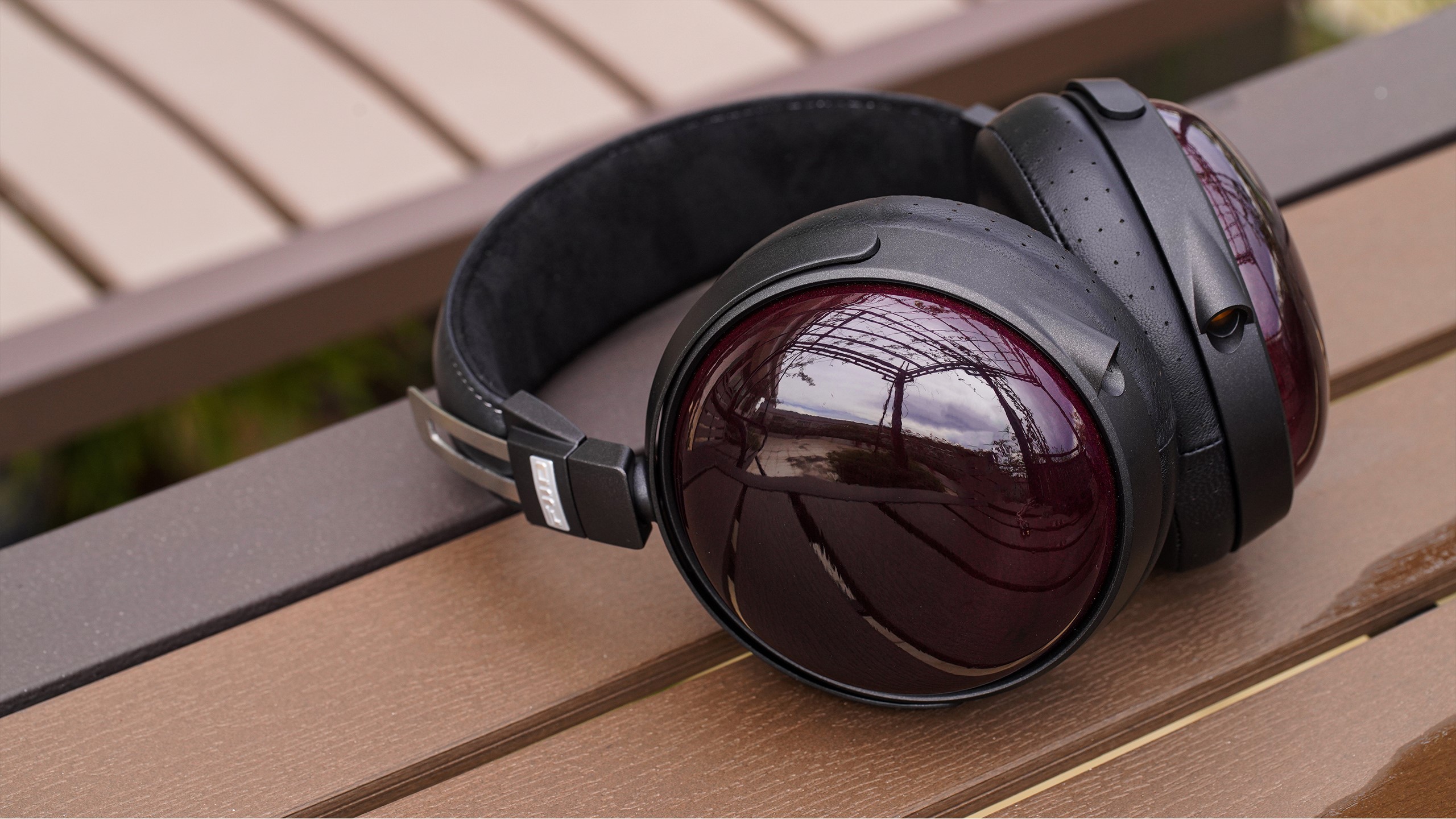 Fiio FT13 hodetelefon lifestyle bilde på benk ute