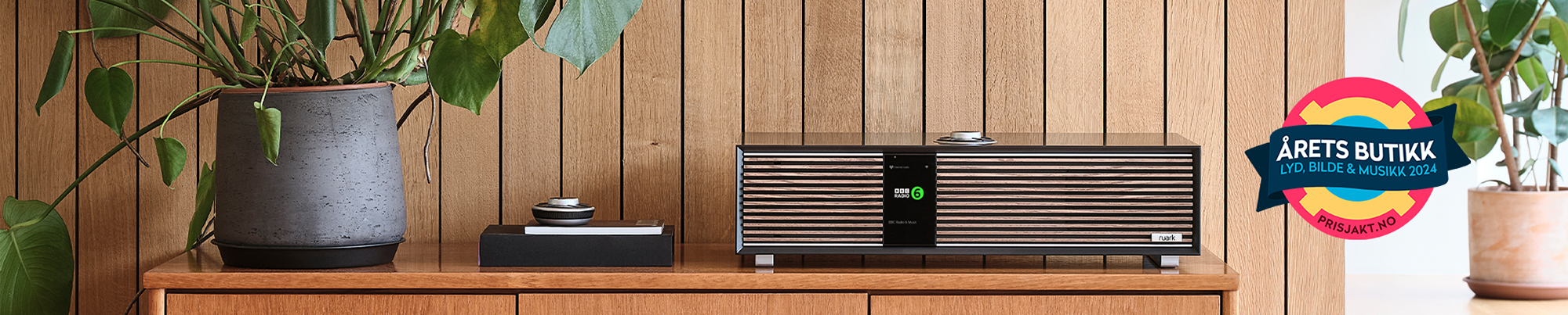 Ruark R410 lifestyle bilde i stue banner Soundgarden Prisjakt vinner