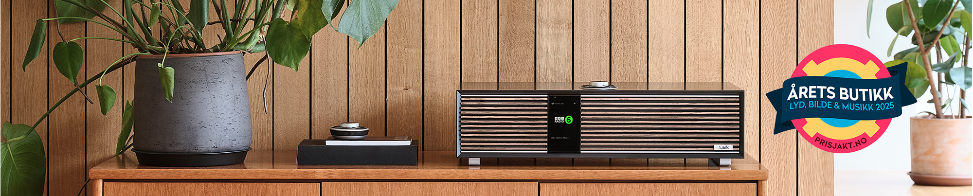 Ruark R410 lifestyle bilde i stue banner Soundgarden Prisjakt vinner