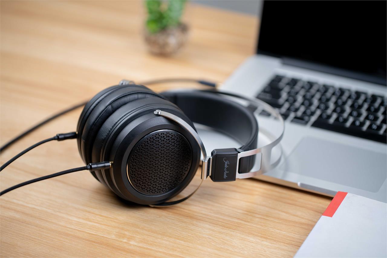 BenQ TK710 STiFiio JT1 hodetelefoner lifestyle bilde med PC