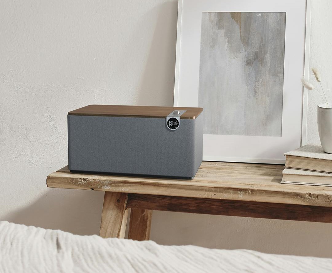 Klipsch the three Plus valnøtt lifestyle bilde lys grå