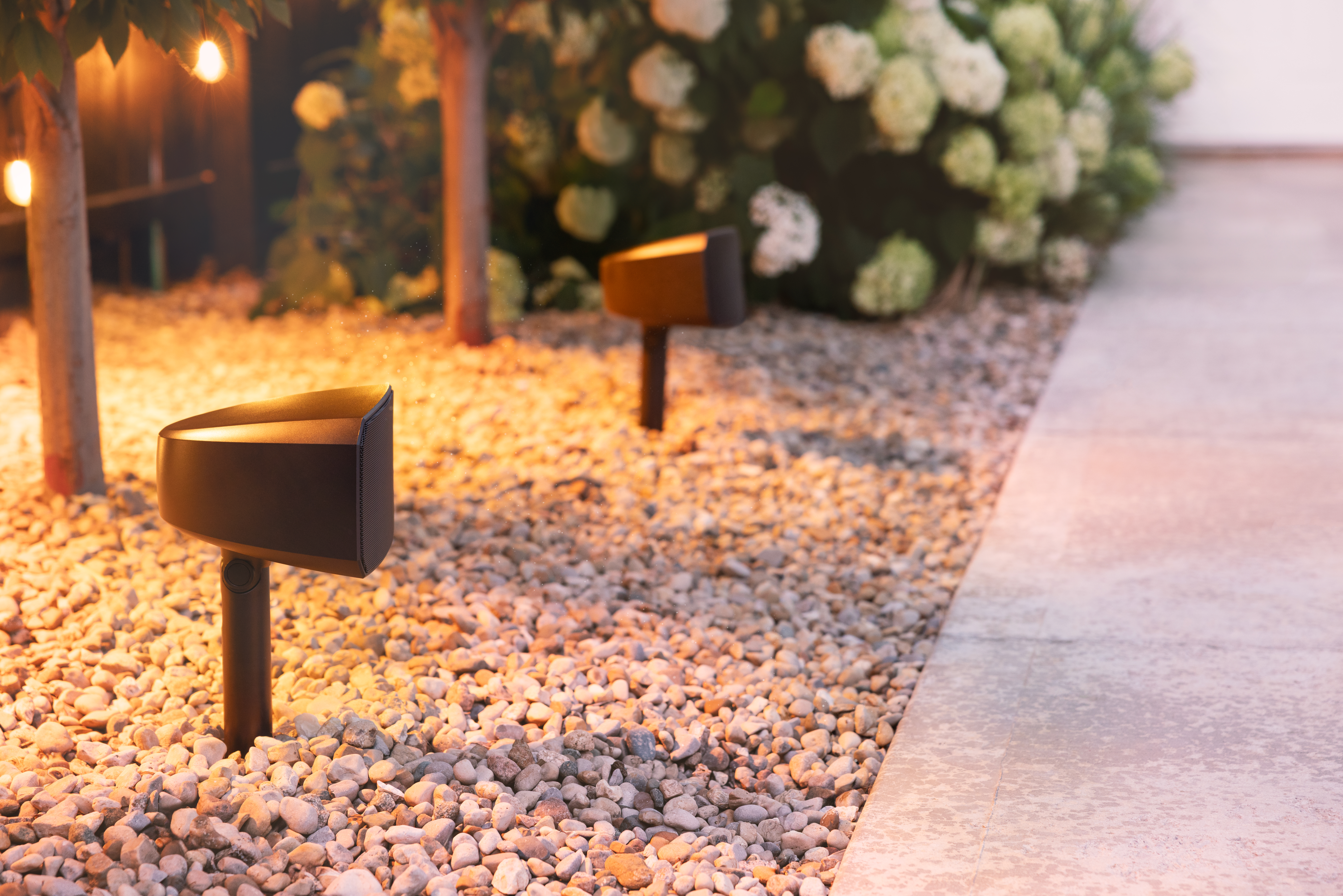 Klipsch Courtyard 4.1 lifestyle bilde, god lyd i hagen om kvelden