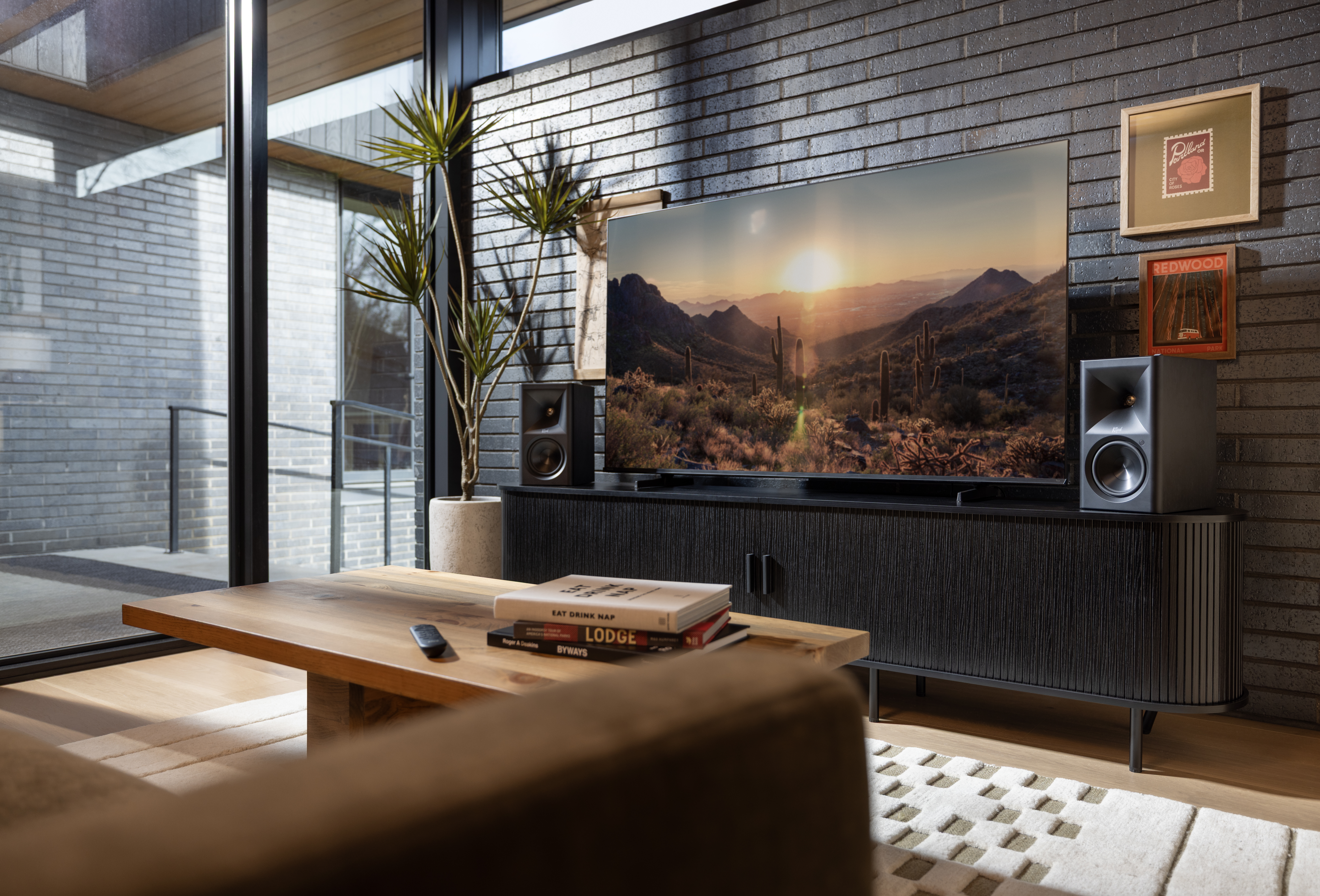 Klipsch The Fives II farge sort lifestyle bilde i en stue med TV hjemmekino