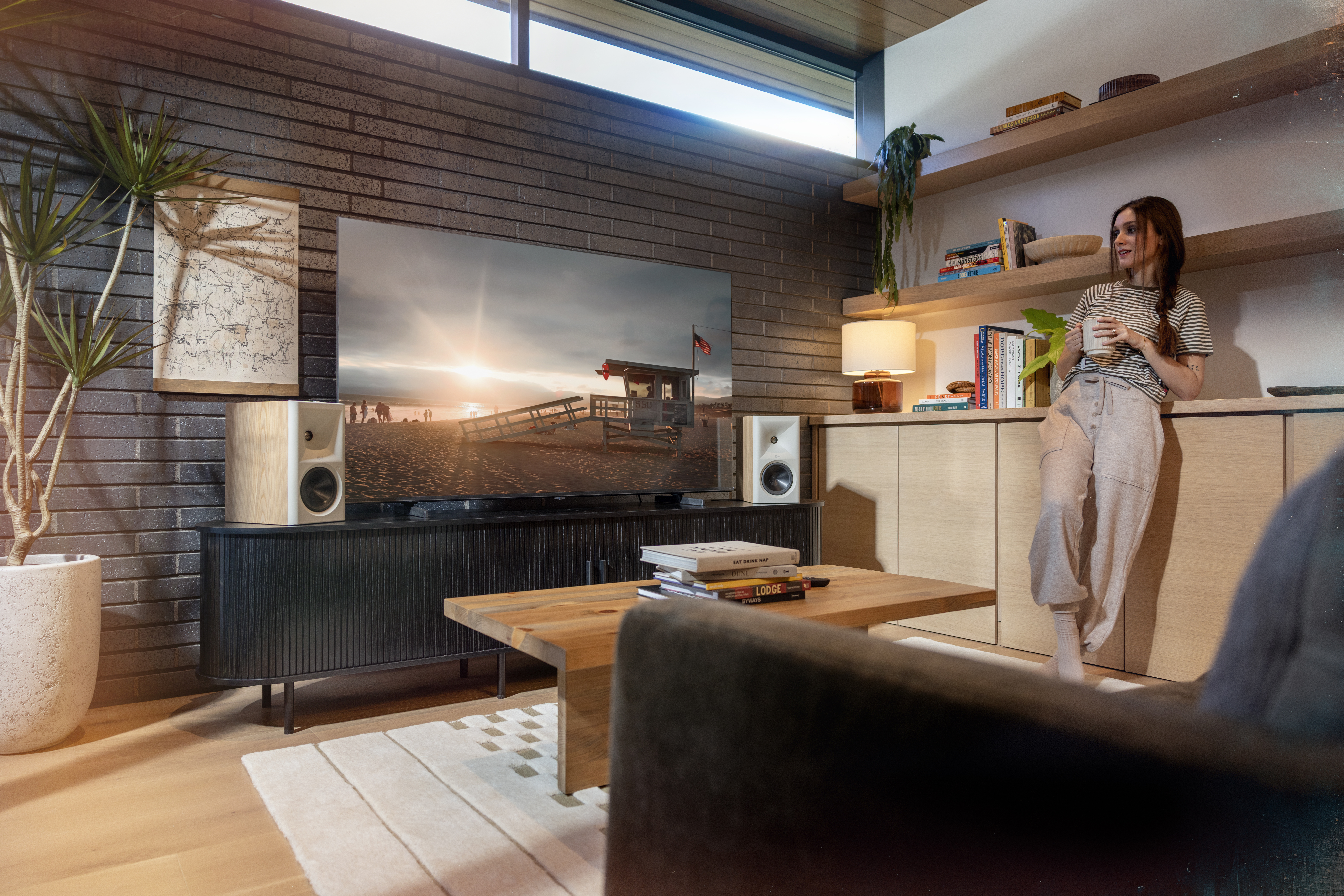Klipsch The Fives II lifestyle bilde i en stue med TV hjemmekino musikk