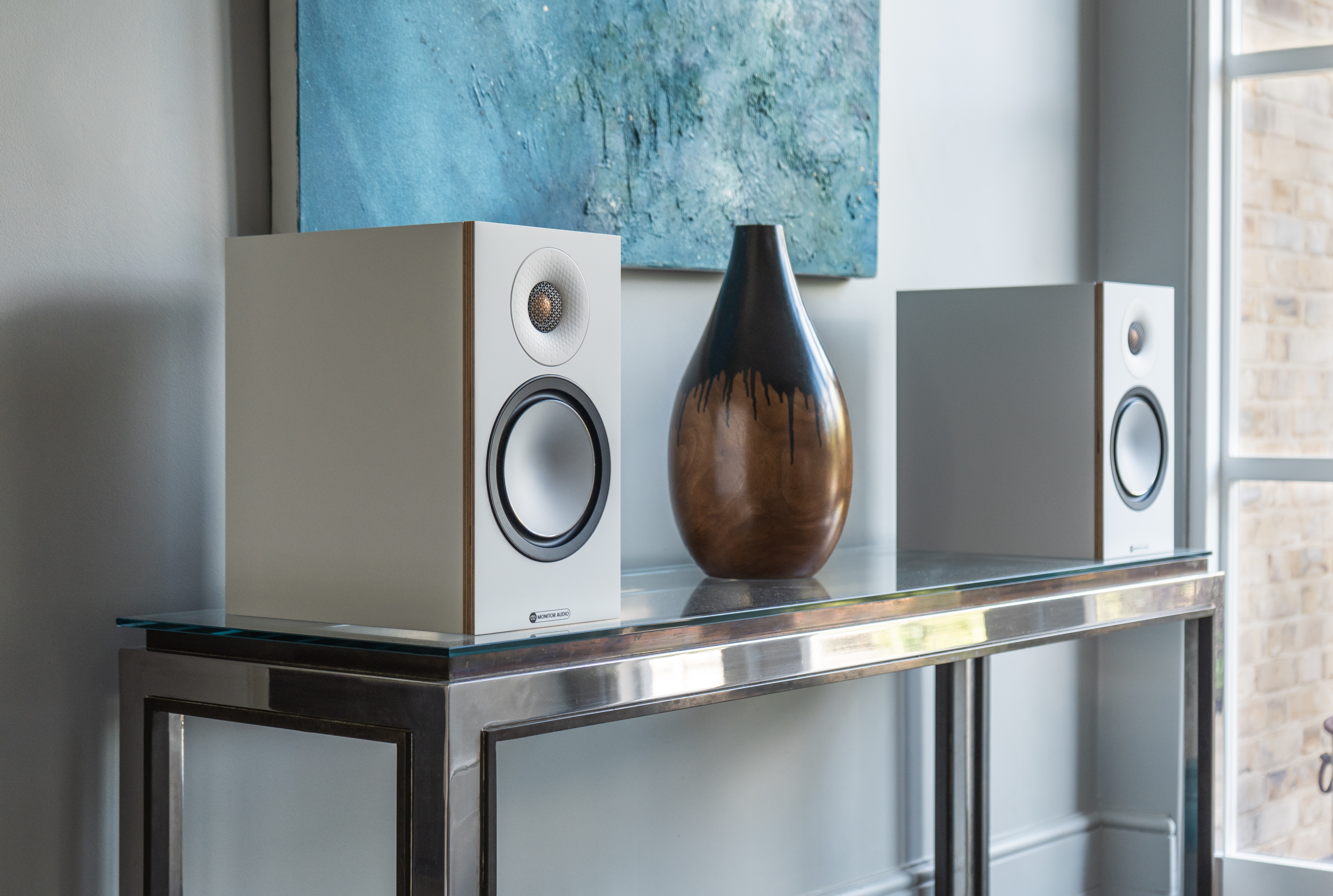 Monitor Audio Bronze 50 7G bokhøyttalere lifestyle bilde i stue hvit