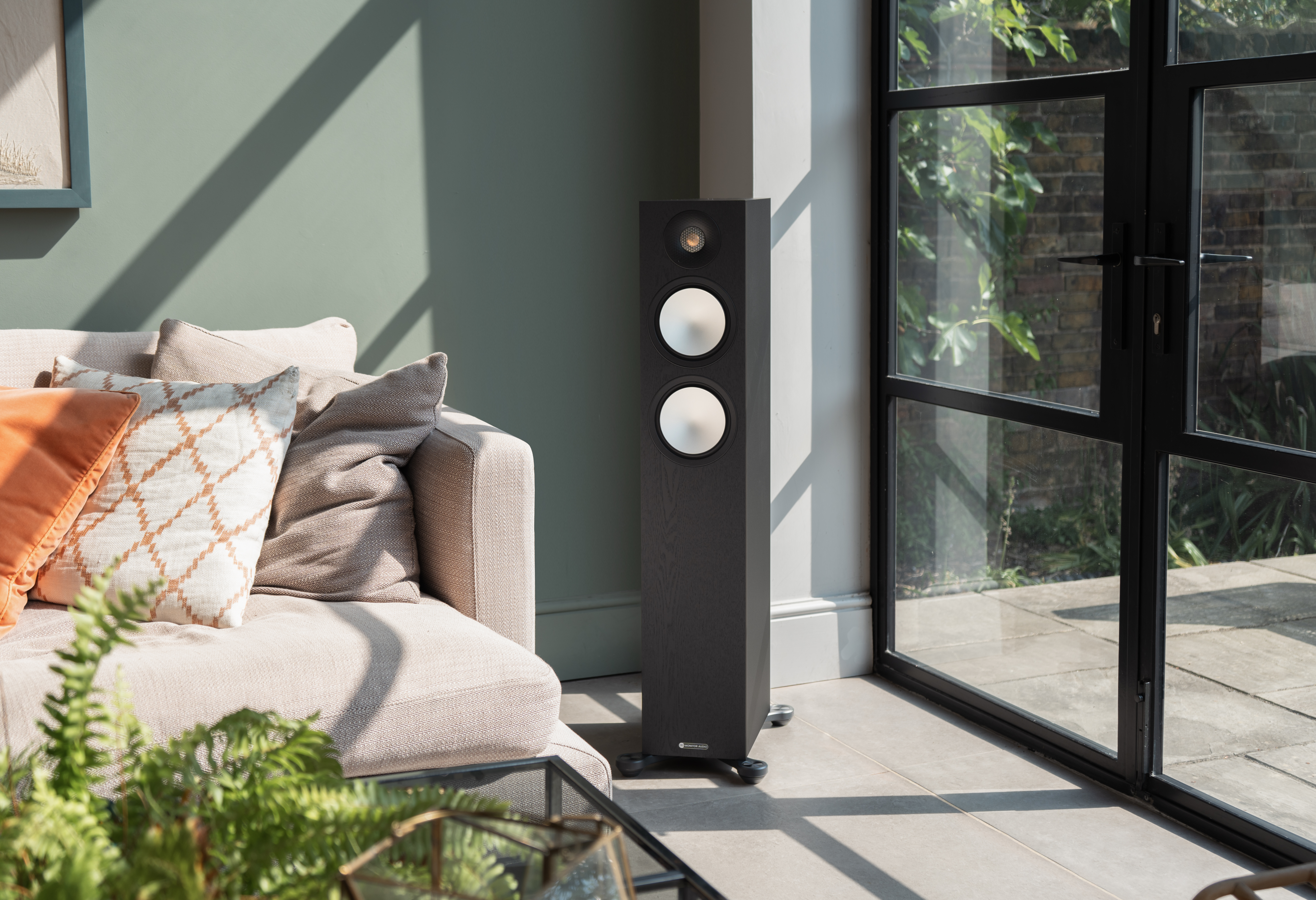 Monitor Audio Bronze 300 7G gulvstående høyttaler lifestyle i en stue sort